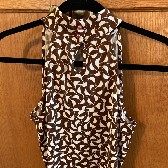 SARAH SPENCER Haltertype top. Chocolate & white Double button detail at the neck - Picture 2 of 5